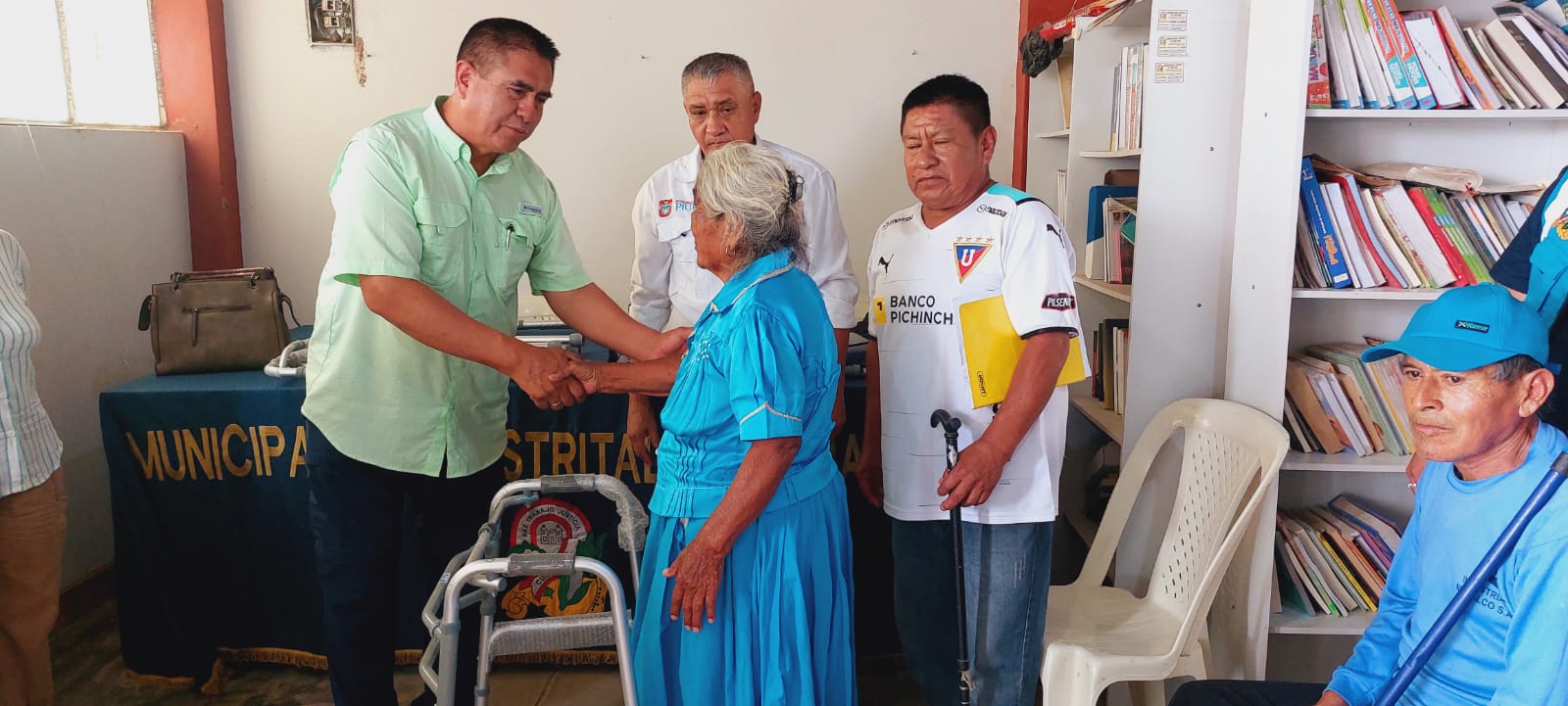 11 adultos mayores recibiero ayuda biomecánica