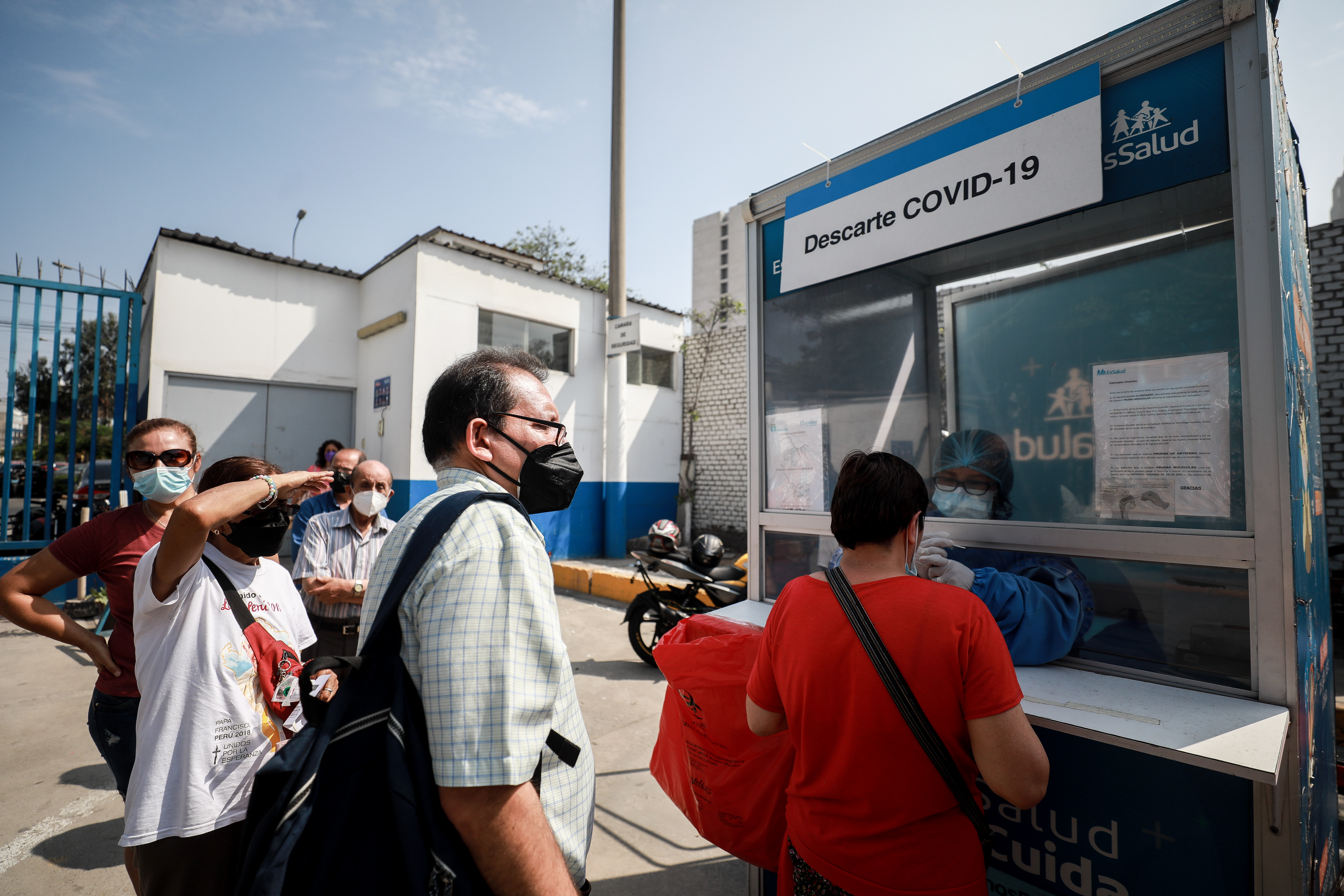 EsSalud fortalece sistema de detección temprana de COVID-19 con pruebas gratuitas