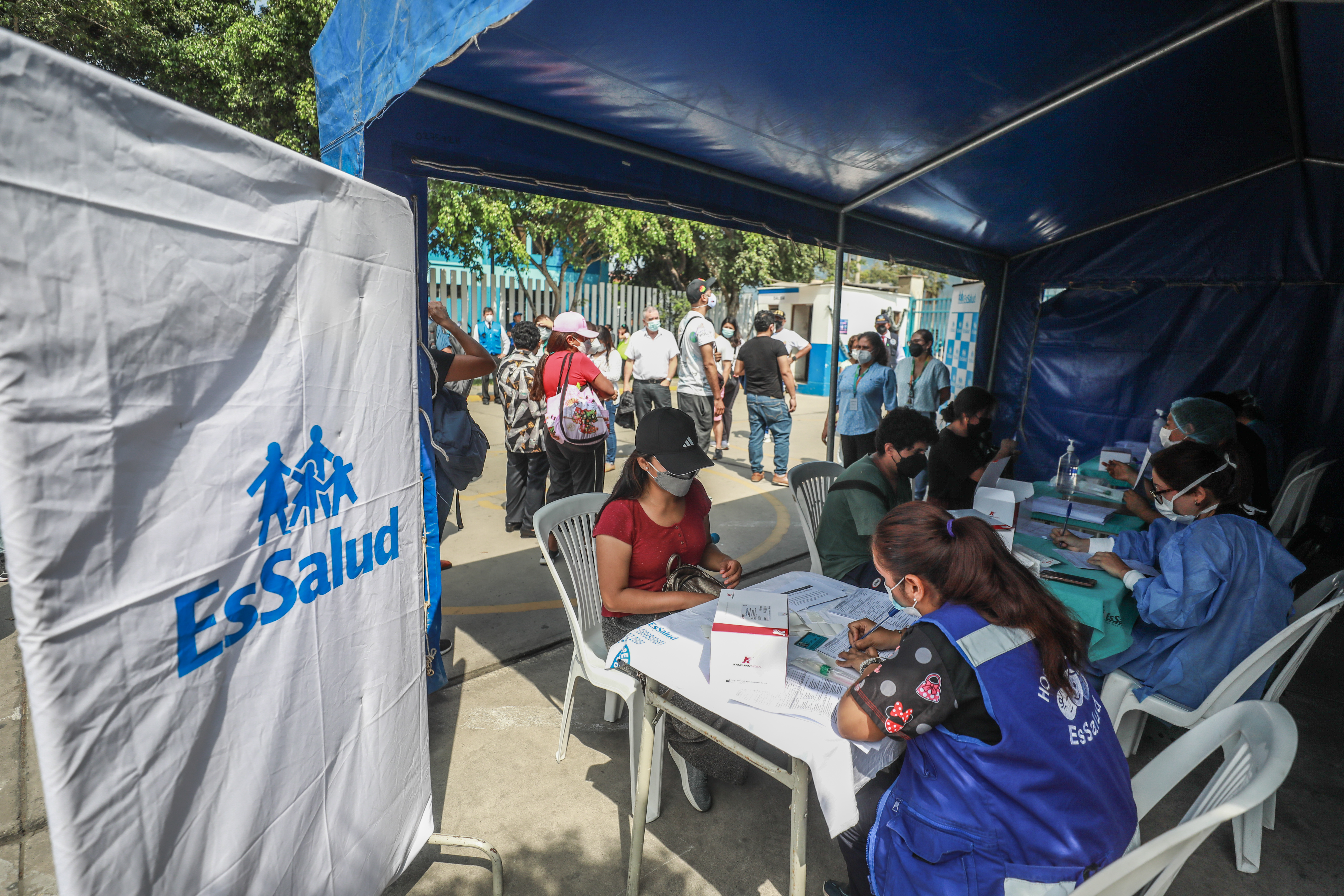 EsSalud fortalece sistema de detección temprana de COVID-19 con pruebas gratuitas