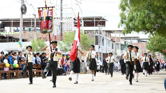 Desfile escolar por aniversario de La Unión