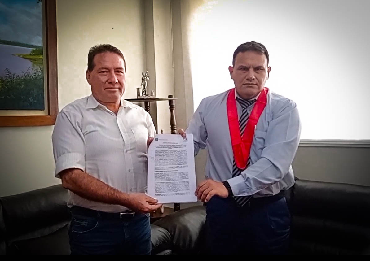 Dr. Tullio Bermeo Turchi junto al gobernador regional, Manuel Gambini Rupay