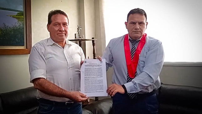 Dr. Tullio Bermeo Turchi junto al gobernador regional, Manuel Gambini Rupay
