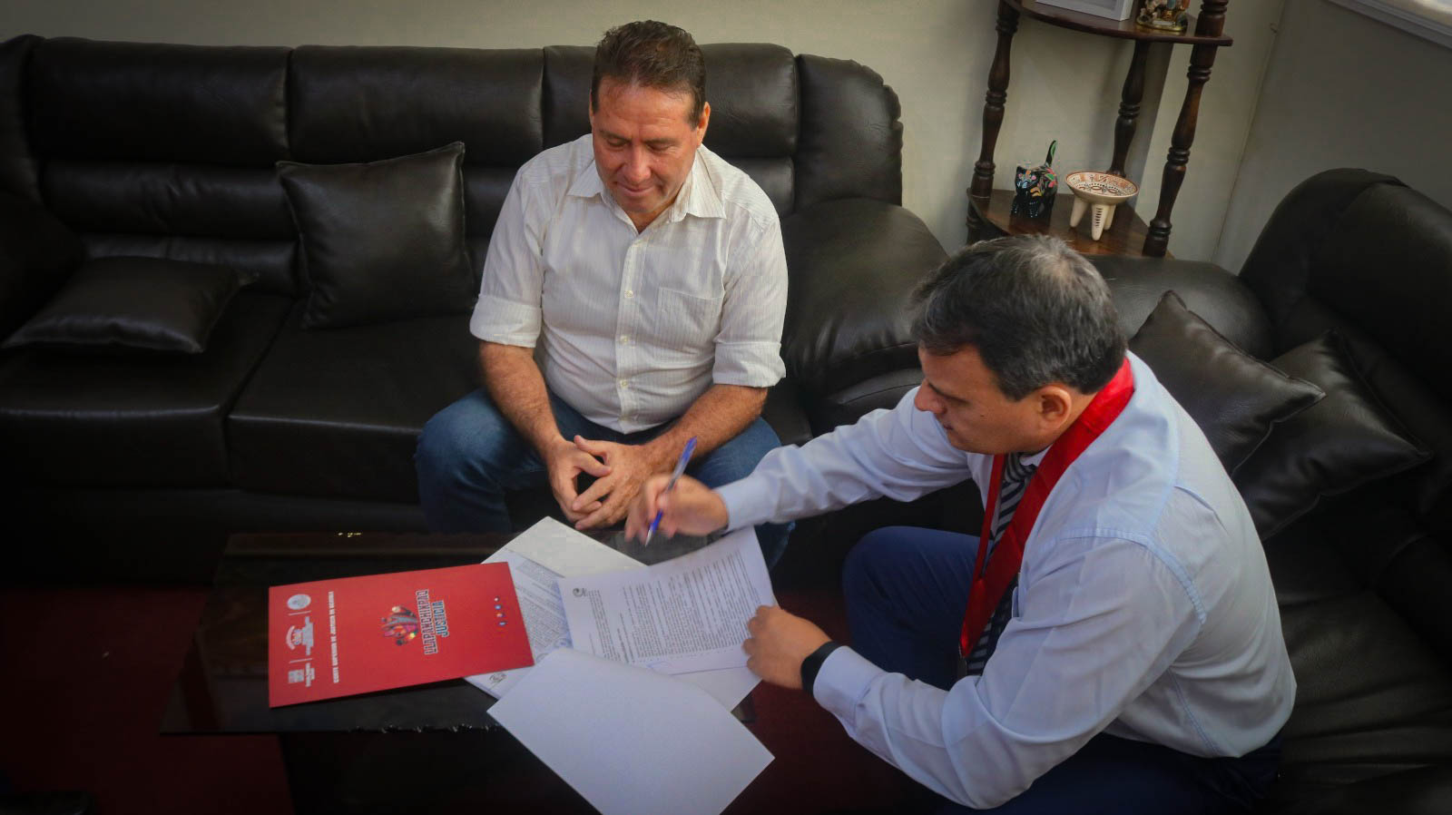 Dr. Tullio Bermeo Turchi junto al gobernador regional, Manuel Gambini Rupay
