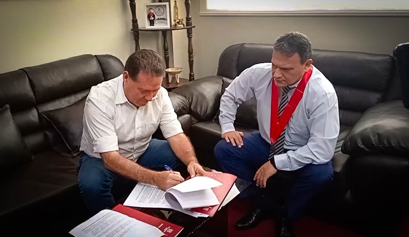 Dr. Tullio Bermeo Turchi junto al gobernador regional, Manuel Gambini Rupay