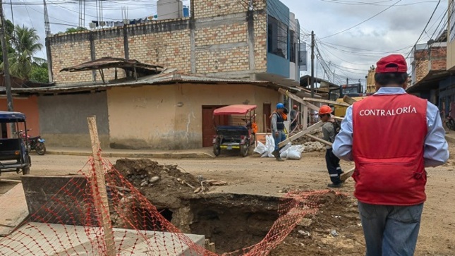 La Contraloría General alertó la inadecuada construcción y deficiente ejecución de trabajos en la obra de Mejoramiento del sistema de drenaje pluvial en la parte alta del sector colector Jr. Perú, ubicado en el distrito de Tarapoto, en la provincia de San Martín, lo que podría afectar la calidad y vida útil del proyecto, cuyo costo es de
S/ 17 060 325. 
