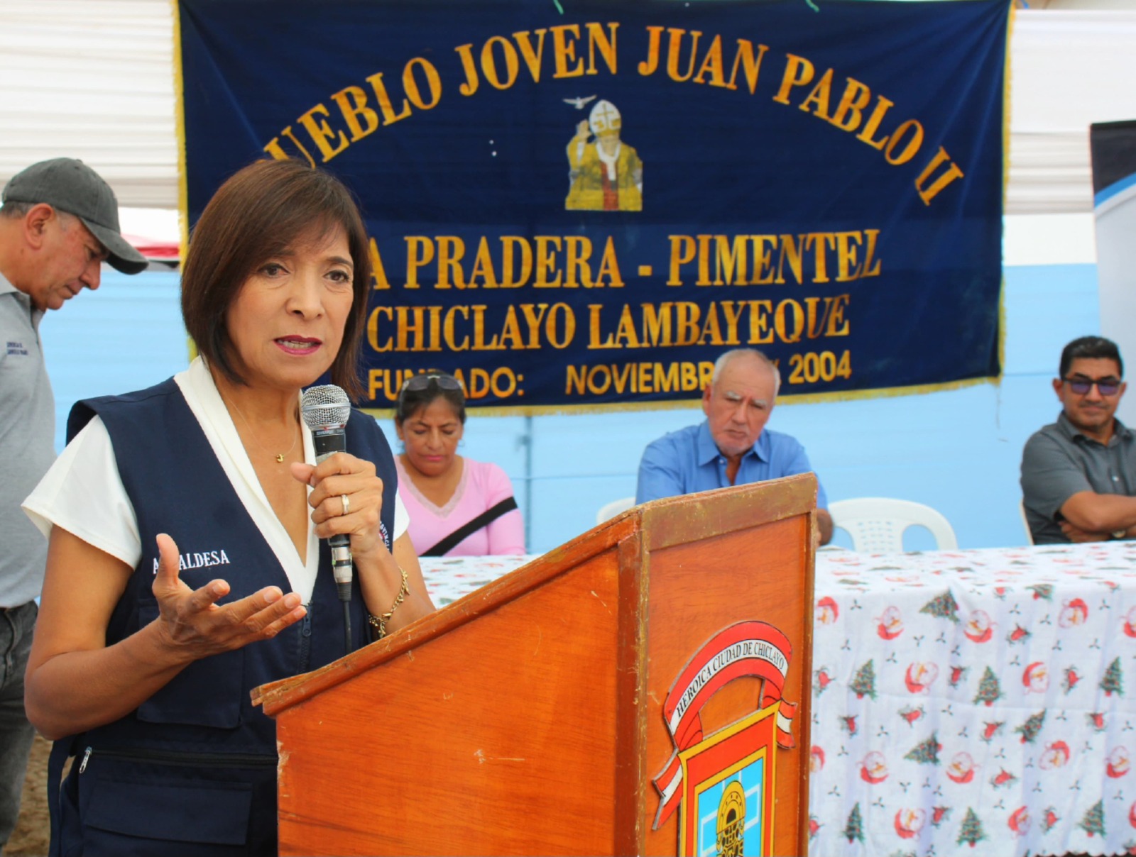 Alcaldesa de Chiclayo, Janet Cubas, entrega títulos de propiedad a 76 familias