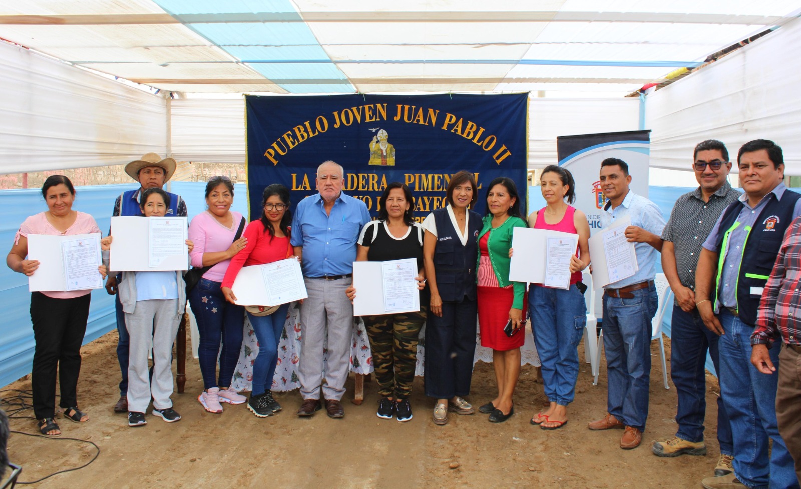 Alcaldesa de Chiclayo, Janet Cubas, entrega títulos de propiedad a 76 familias