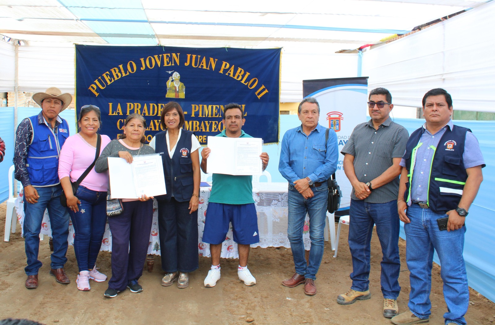 Alcaldesa de Chiclayo, Janet Cubas, entrega títulos de propiedad a 76 familias