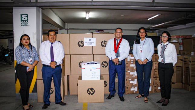 Fotografía de la entrega de equipos 