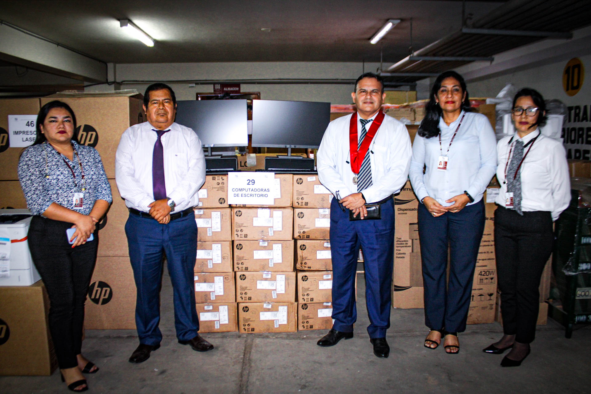 Fotografía de la entrega de equipos