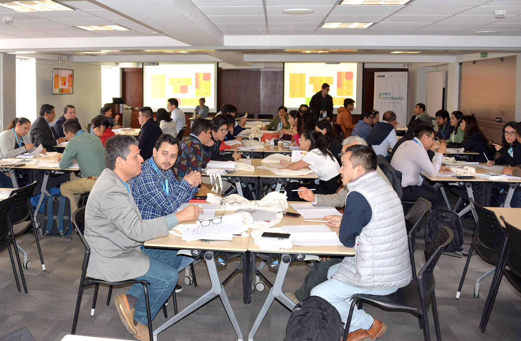 Personas estudiando en un salón