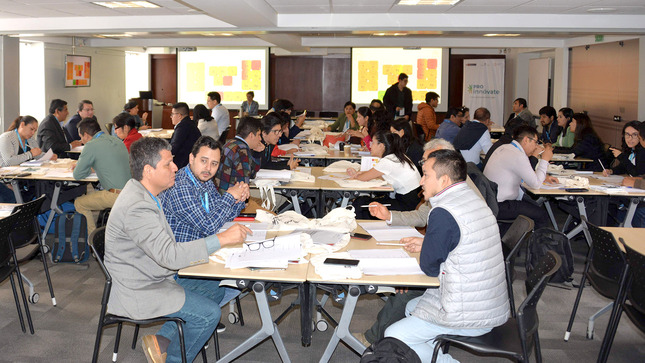 Personas estudiando en un salón