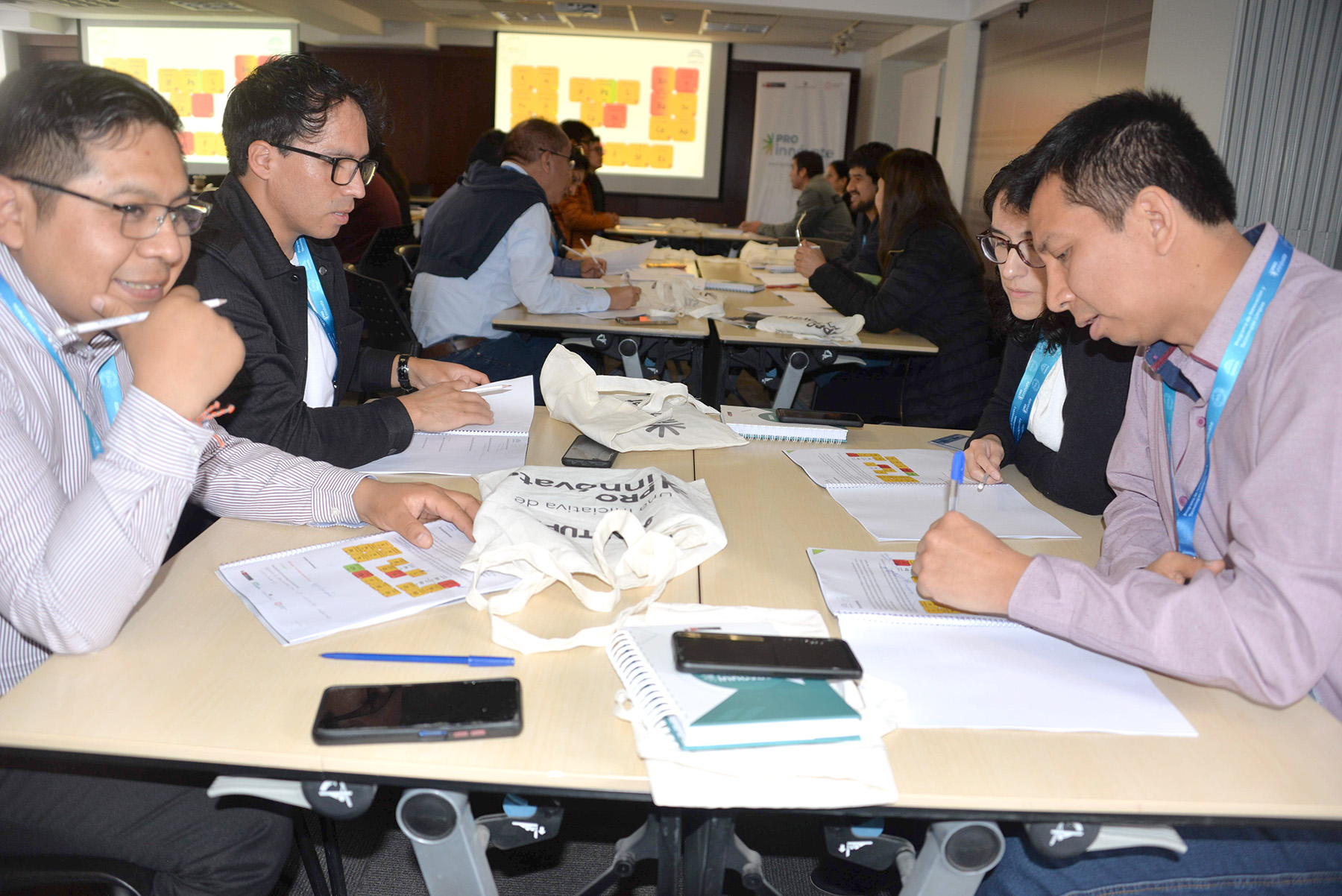 Estudiantes compartiendo ideas en una mesa de  estudio 