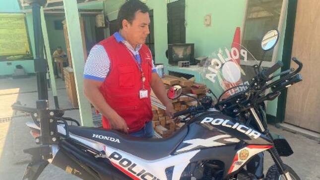 La Contraloría General identificó que servidores del Gobierno Regional de Ucayali recepcionaron, dieron conformidad y pagaron por camionetas, motocicletas, deslizadores, motores fuera de borda, carretas y torres metálicas, a pesar de que dichos bienes no cumplieron con las condiciones contractuales como son la forma y lugar de entrega, las especificaciones técnicas y los documentos exigidos para el proceso de pago. Este hecho ocasionó un perjuicio económico de S/ 1 956 687 en contra de la entidad.