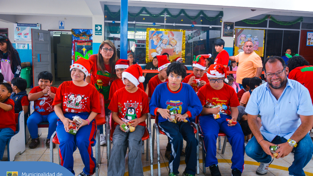 🎄🎉 ¡Magia y alegría en el CEBE N°8 Perú Holanda! Nuestros niños y jóvenes celebraron las fiestas navideñas con un delicioso compartir lleno de sonrisas y momentos especiales. 🏫✨ ¡Desde la Municipalidad de Jesús María, deseamos que la felicidad siga iluminando sus vidas!
