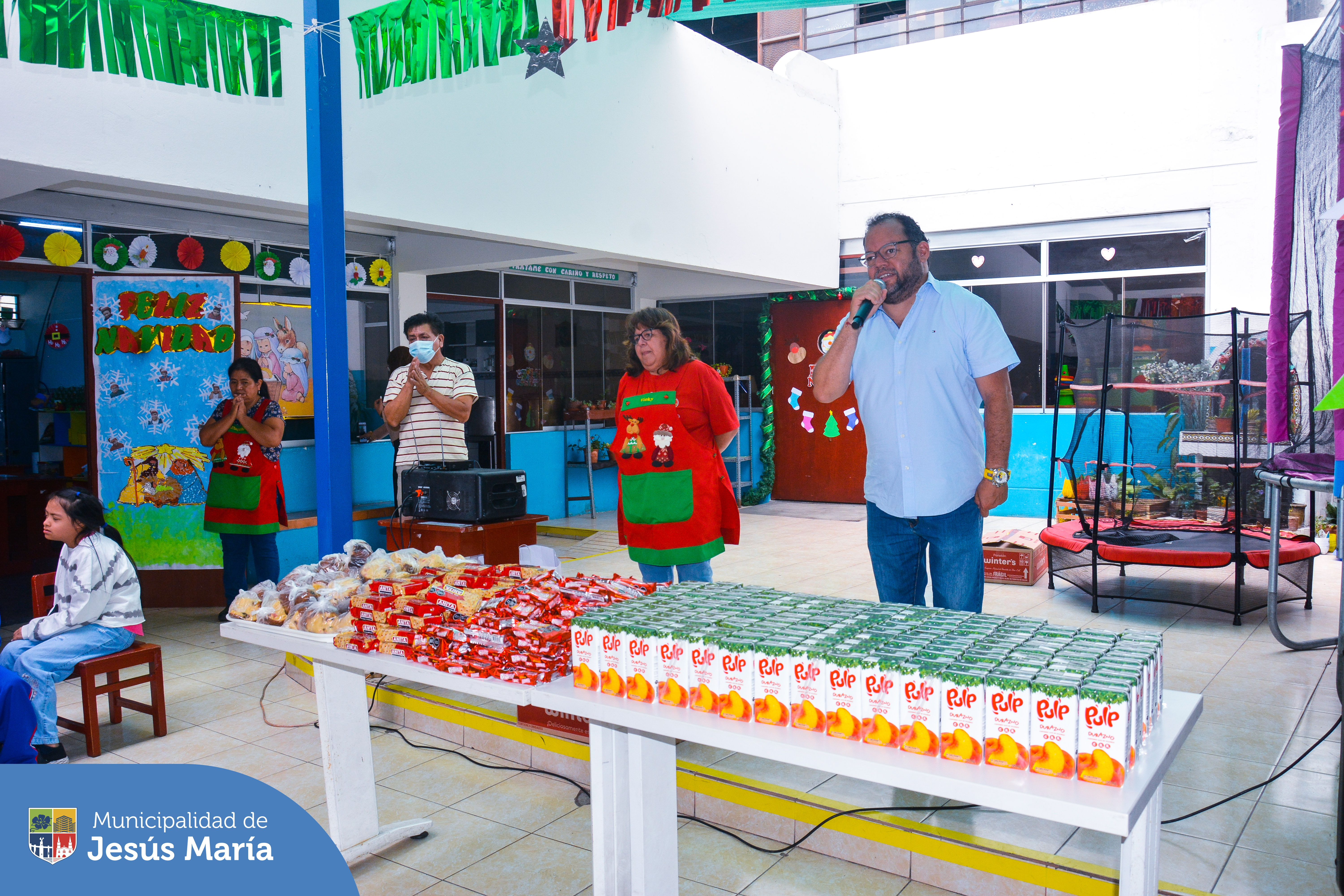🎄🎉 ¡Magia y alegría en el CEBE N°8 Perú Holanda! Nuestros niños y jóvenes celebraron las fiestas navideñas con un delicioso compartir lleno de sonrisas y momentos especiales. 🏫✨ ¡Desde la Municipalidad de Jesús María, deseamos que la felicidad siga iluminando sus vidas!