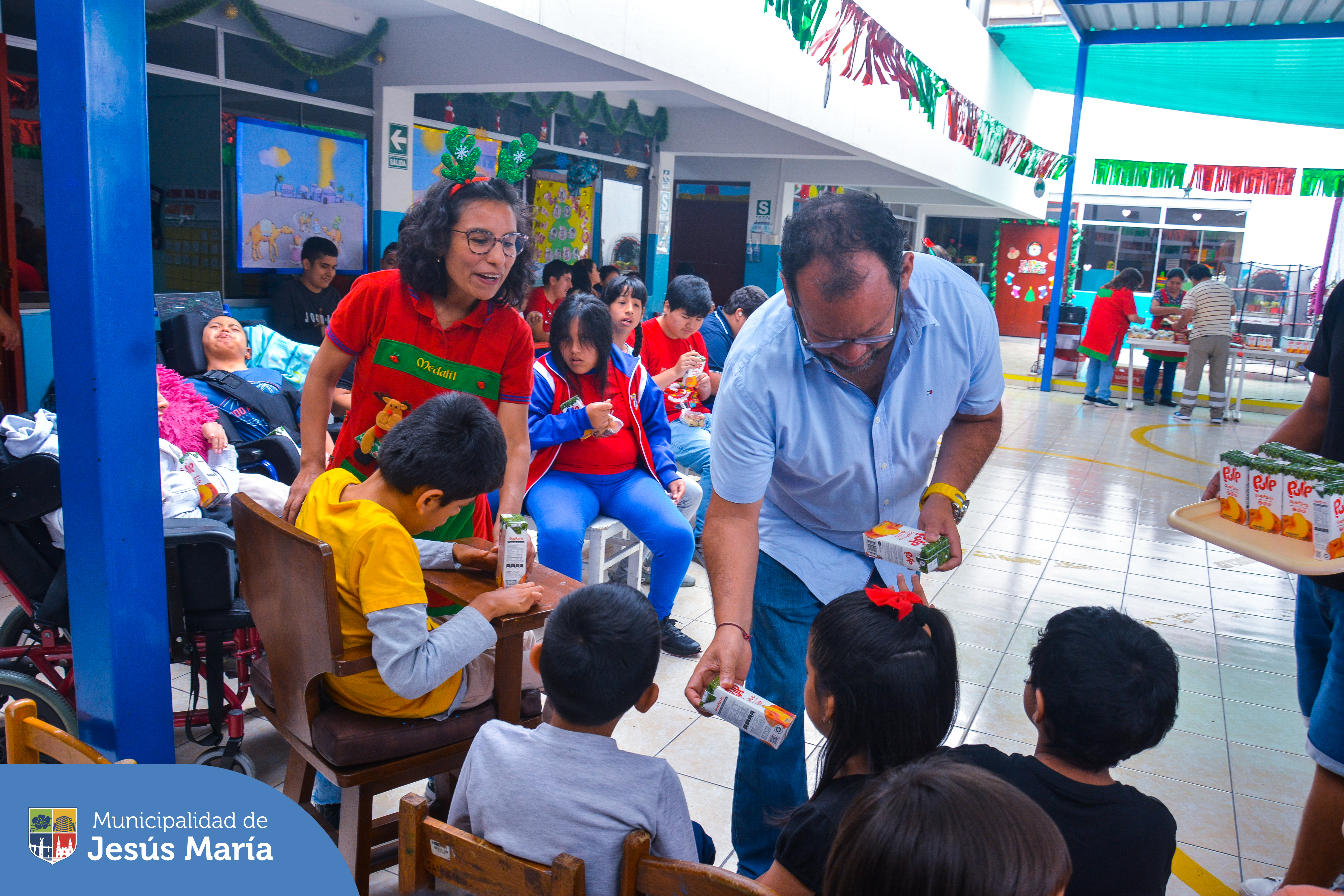 🎄🎉 ¡Magia y alegría en el CEBE N°8 Perú Holanda! Nuestros niños y jóvenes celebraron las fiestas navideñas con un delicioso compartir lleno de sonrisas y momentos especiales. 🏫✨ ¡Desde la Municipalidad de Jesús María, deseamos que la felicidad siga iluminando sus vidas!