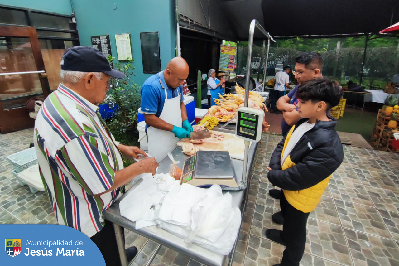 ¡Ven a nuestra feria itinerante 🍅”Mercadito Agrícola”!
🎄Este 22 de diciembre podrás encontrar los más variados productos a precios justos para tu cena navideña. 📍Jr. Pablo Bermúdez 375 | ⏰ De 8:00 a.m. a 3:00 p.m.
¡Comparte este post con tus vecinos y amigos! 😉 #jesúsmaríasomostodos🤝🏻