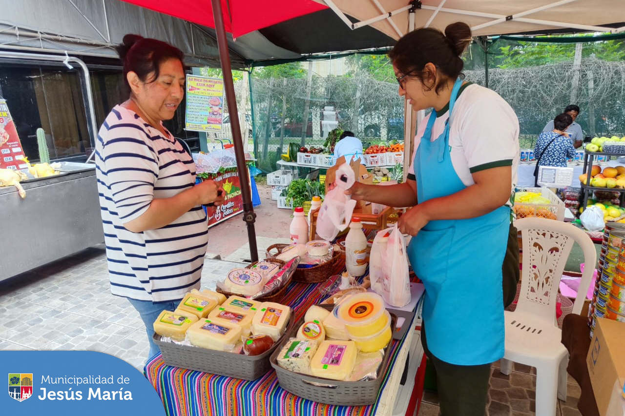 ¡Ven a nuestra feria itinerante 🍅”Mercadito Agrícola”!
🎄Este 22 de diciembre podrás encontrar los más variados productos a precios justos para tu cena navideña. 📍Jr. Pablo Bermúdez 375 | ⏰ De 8:00 a.m. a 3:00 p.m.
¡Comparte este post con tus vecinos y amigos! 😉 #jesúsmaríasomostodos🤝🏻