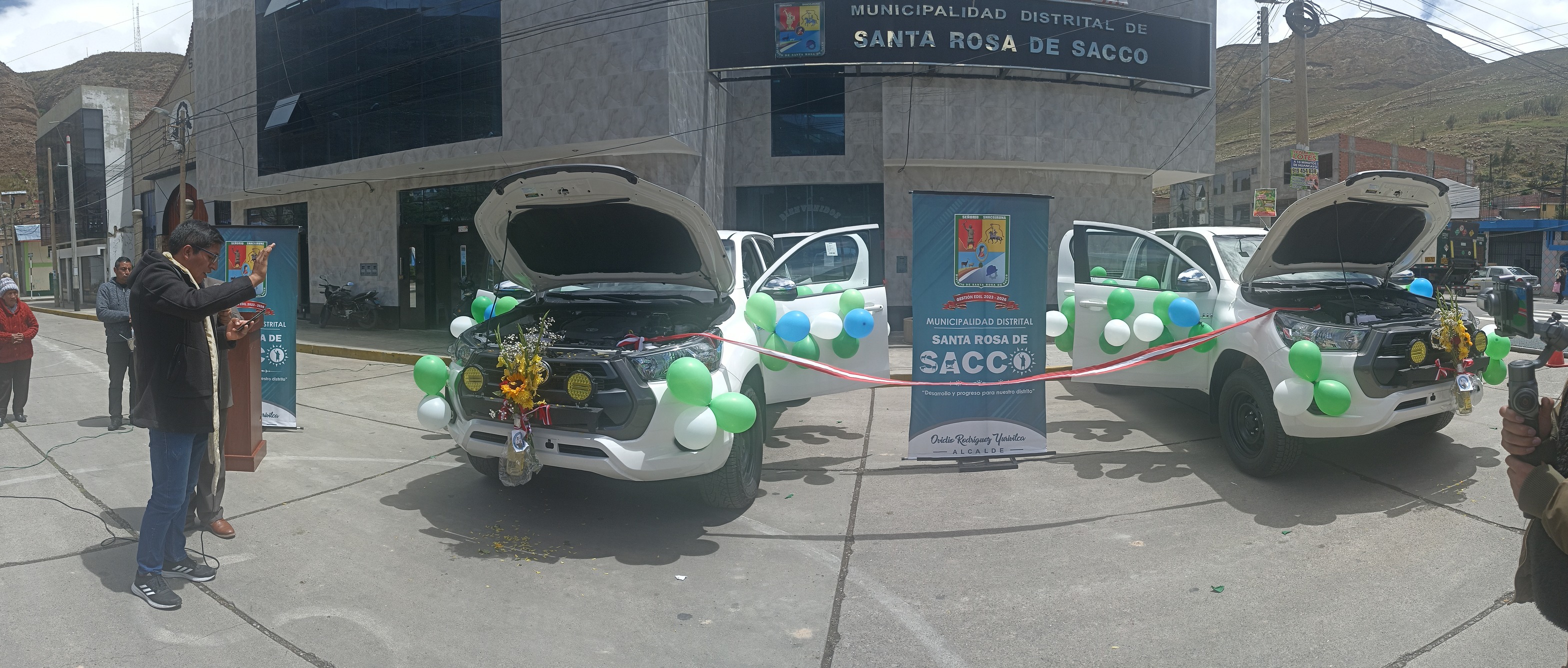 En un ambiente lleno de entusiasmo y profunda satisfacción, se llevó a cabo la ceremonia de inauguración y bendición de DOS camionetas Hilux 4×4. Este significativo evento contó con la destacada presencia de Ovidio Rodríguez Yurivilca alcalde del distrito de Santa Rosa de Sacco, quien estuvo acompañado por representantes del Gobierno Regional Junín, autoridades locales, provinciales, funcionarios y publico en general.