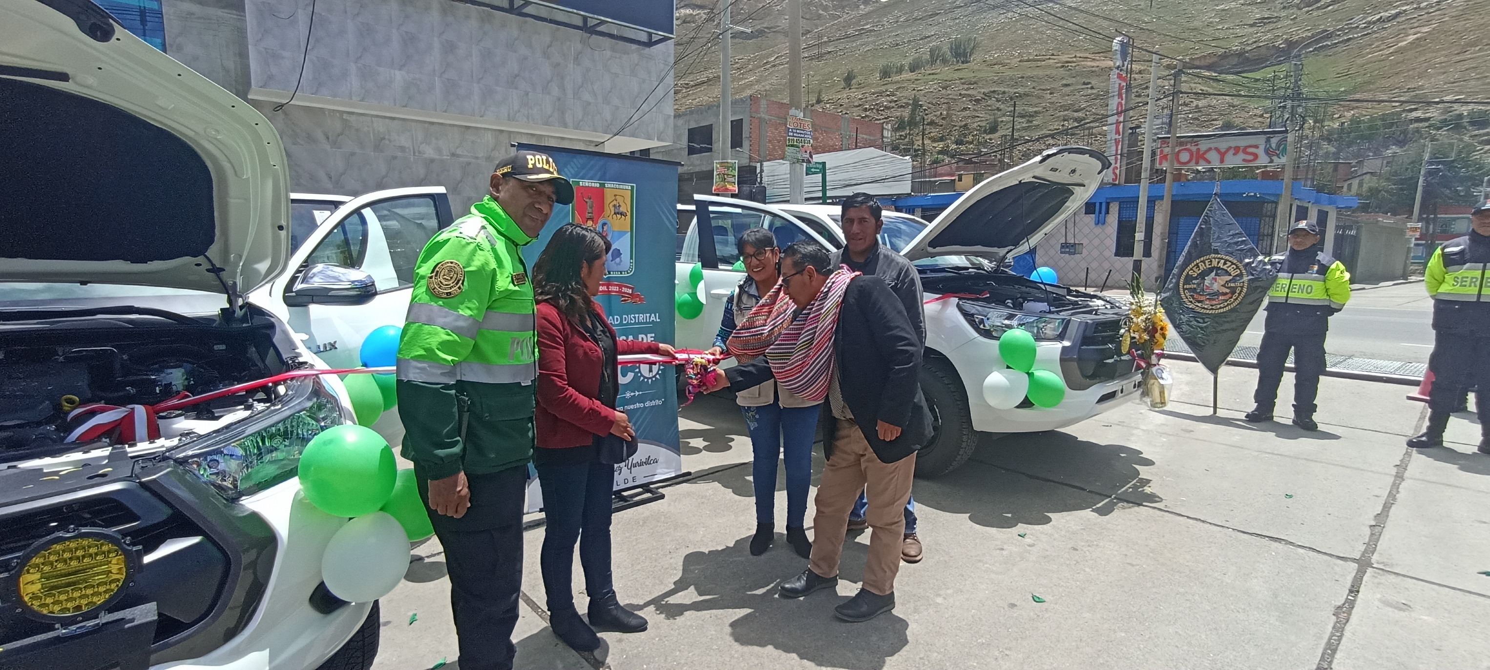 En un ambiente lleno de entusiasmo y profunda satisfacción, se llevó a cabo la ceremonia de inauguración y bendición de DOS camionetas Hilux 4×4. Este significativo evento contó con la destacada presencia de Ovidio Rodríguez Yurivilca alcalde del distrito de Santa Rosa de Sacco, quien estuvo acompañado por representantes del Gobierno Regional Junín, autoridades locales, provinciales, funcionarios y publico en general.