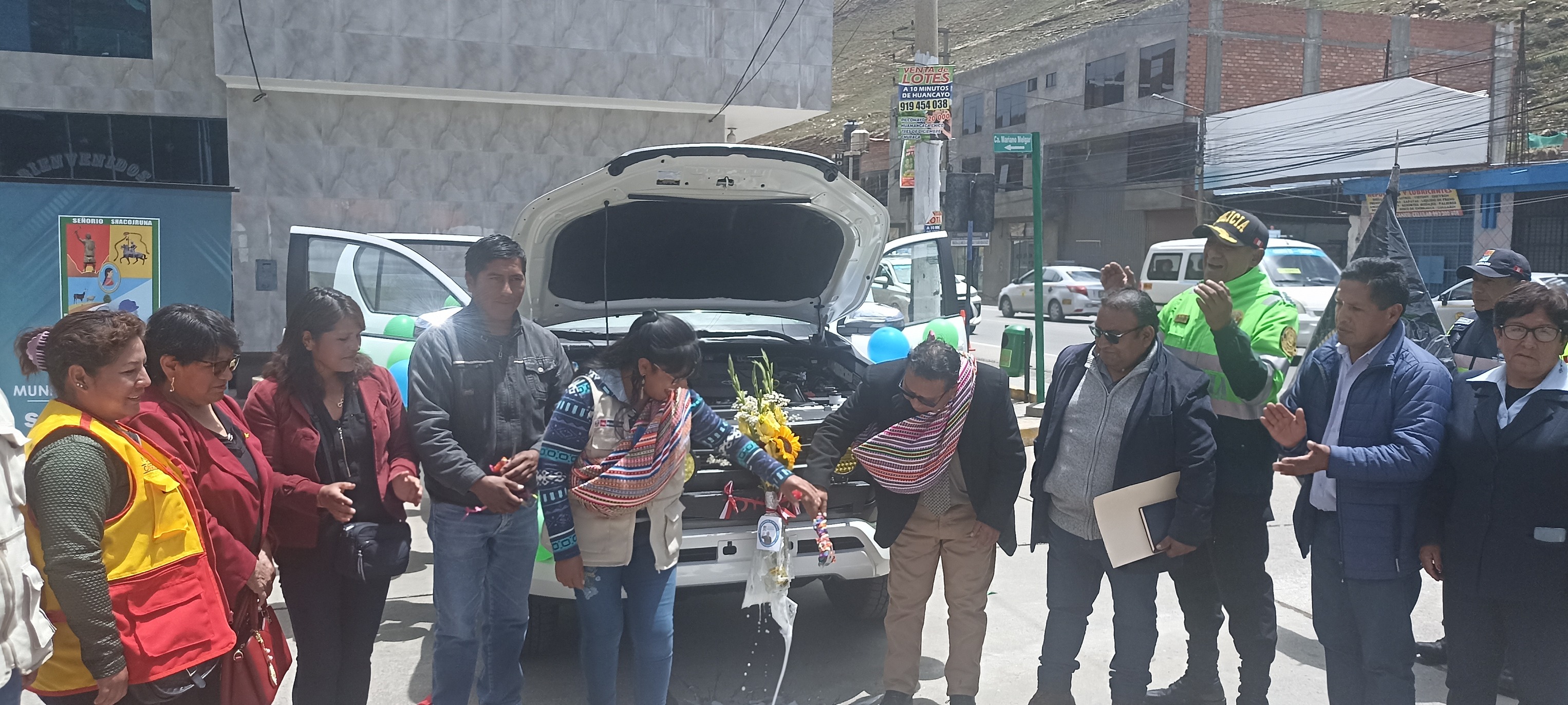 En un ambiente lleno de entusiasmo y profunda satisfacción, se llevó a cabo la ceremonia de inauguración y bendición de DOS camionetas Hilux 4×4. Este significativo evento contó con la destacada presencia de Ovidio Rodríguez Yurivilca alcalde del distrito de Santa Rosa de Sacco, quien estuvo acompañado por representantes del Gobierno Regional Junín, autoridades locales, provinciales, funcionarios y publico en general.