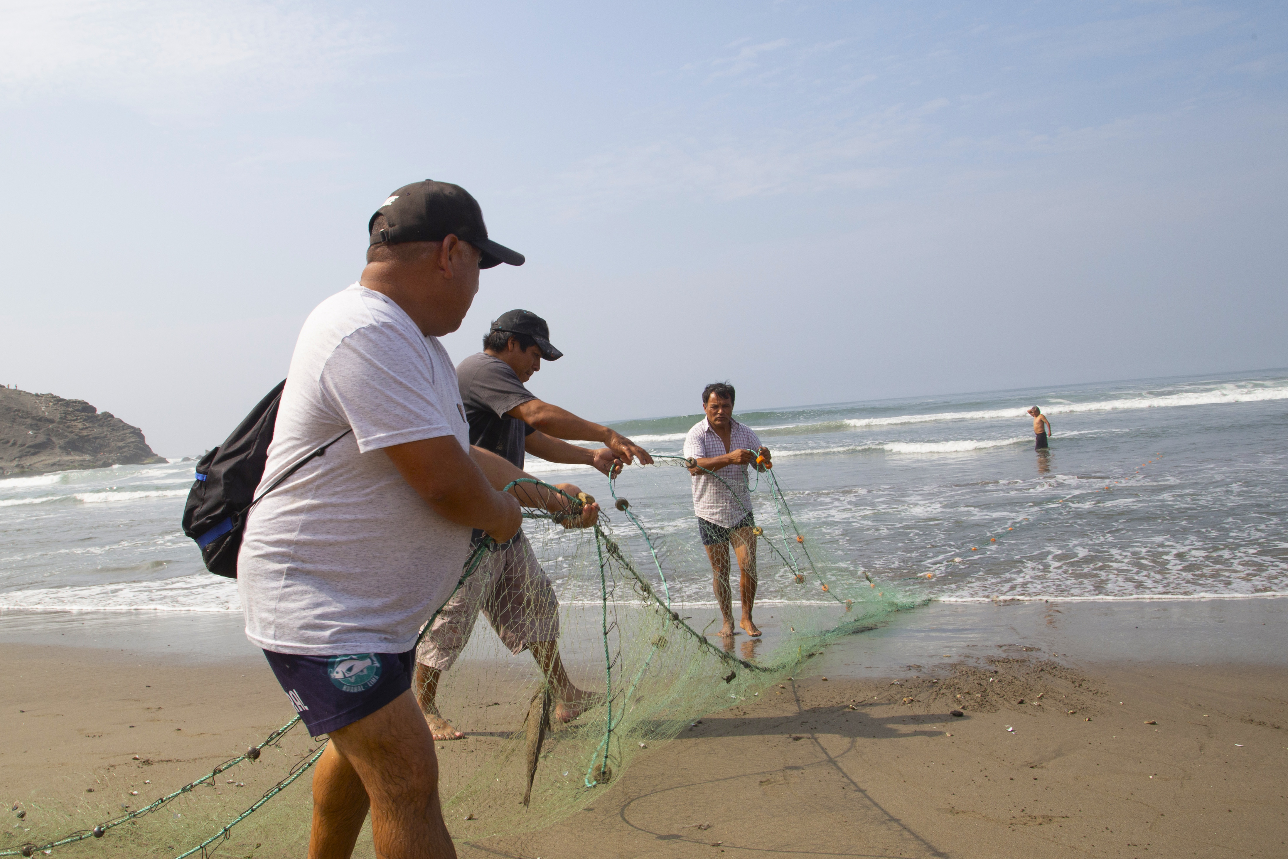 Sanipes ejecuta plan de muestreo con participación de pescadores artesanales en zonas afectadas por el derrame de crudo de petróleo  