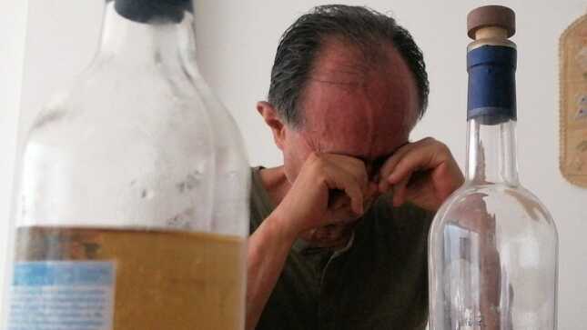 Fiestas de fin de año: Consumo de alcohol adulterado podría provocar ceguera