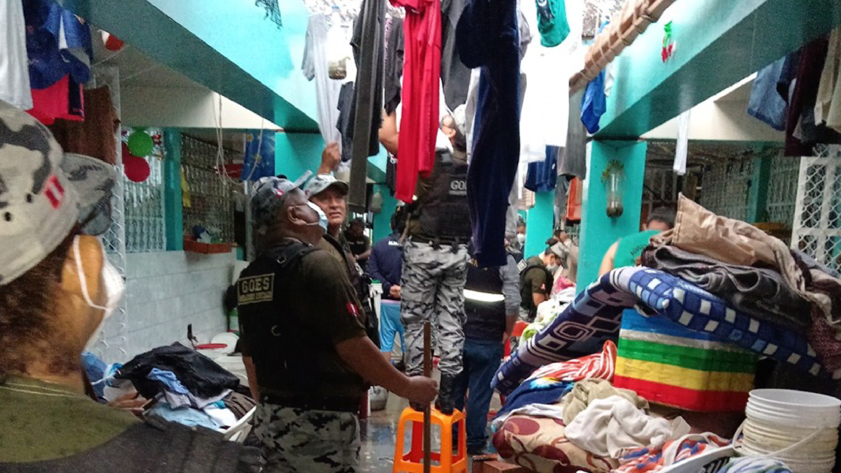 viernes 29 de diciembre a las 5:30 horas, en una acción coordinada entre el Instituto Nacional Penitenciario (INPE), el Ministerio Público y la Policía Nacional del Perú se desarrolló un operativo de revisión extraordinaria en el pabellón 3-A y 3-B, pisos (Primer y segundo piso) del Establecimiento Penitenciario de Trujillo varones, denominado “Año nuevo 2024”, como parte de las acciones de control y en el marco de la politica institucional de Cárceles Seguras.
La intervención se realizó en los ambientes de los pisos 1 y 2, patios, pasadizos y ducto, teniendo como resultado el hallazgo seis celulares, 1527 envoltorios “ketes” conteniendo presunta sustancia pardusca pulverulenta con olor y características a PBC, 841 envoltorios de papel tipo “ketes” acondicionados con restos vegetales color verduzco posible cannabis sativa (marihuana), 94 bolsitas transparentes con una sustancia blanquecina cristalina parecida a clorhidrato de cocaína, 5 cabezales de cargador color blanco, 2 cables USB de color blanco y negro y 1 USB color negro marca KINSTON de 32 GB con adaptador color blanco y verde.
Además, 3 bolsas transparentes de forma ovoide conteniendo restos vegetales secos, verduzcos con olor y características a marihuana, 1 bolsa plástica transparente conteniendo una sustancia blanquecina en forma de circulo compacto similar a PBC, 6 resistencias en uso, 10 cargadores artesanales con cables, 20 mts. de cable eléctricos de distinto tamaño y 12 armas blancas artesanales punzo cortantes (chavetas).
En la operación estuvieron presentes, Manuel Roncalla Durand, Director General de Seguridad Penitenciaria del INPE, al mando de 14 efectivos de la Dirección de Seguridad Penitenciaria, 46 efectivos del Grupo de Operaciones Especiales - GOES, 21 efectivos de la PNP Unidad de Servicios Especiales - USE, 06 efectivos PNP de la Dirección de investigación Criminal DIVINCRI- Trujillo, 07 representantes del Ministerio Publico de las siguientes fiscalías: 1ra fiscalía Provincial de Prevención del Delito, Fiscalía Provincial Transitoria Domino distrito La Libertad, 1ra Fiscalía Penal Corporativa de Trujillo equipo de Lavado de Activos y 3ra Fiscalía Provincial Penal Corporativa de Trujillo.
La revisión extraordinaria culminó a las 12:30 p.m., donde se procedió a lacrar los objetos y sustancias prohibidas para que la autoridad realice las diligencias correspondientes.