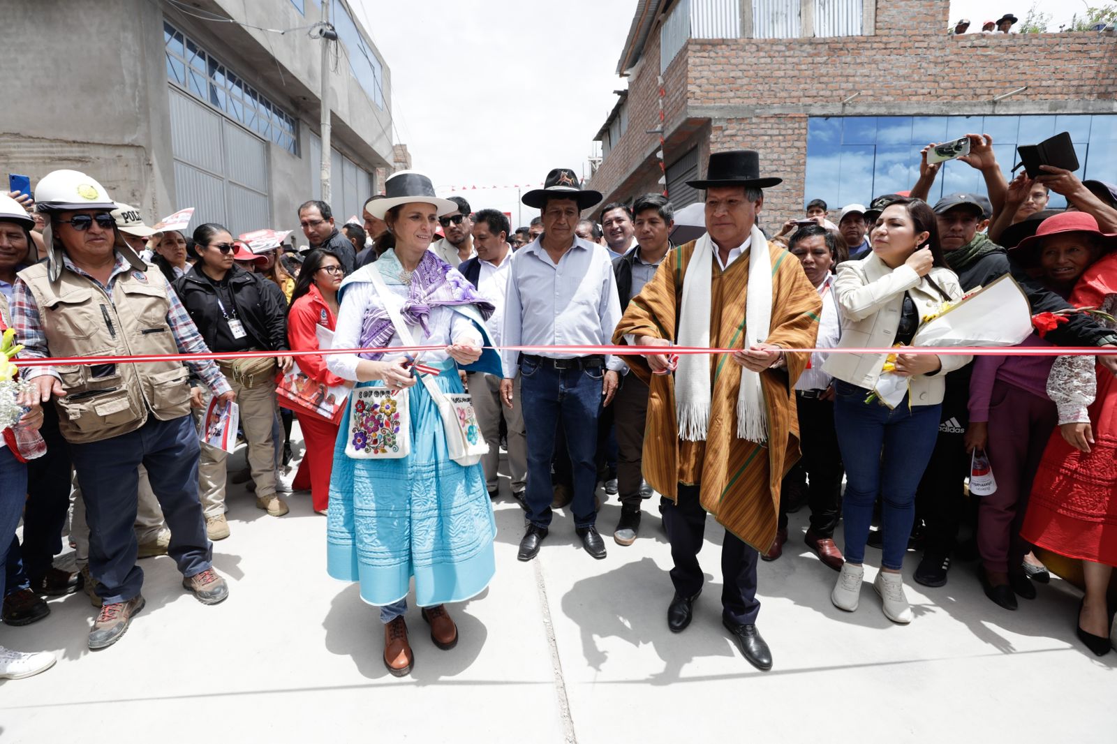 Ministra Hania Pérez de Cuéllar participó en la entrega del primer tramo de la vía La Picota – Huascahura, así como de títulos de propiedad.