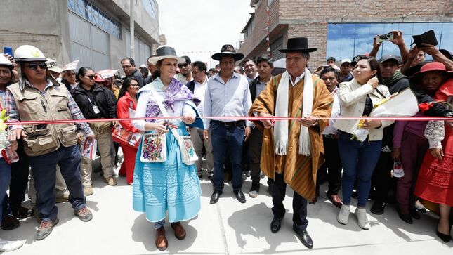 Ministra Hania Pérez de Cuéllar participó en la entrega del primer tramo de la vía La Picota – Huascahura, así como de títulos de propiedad. 