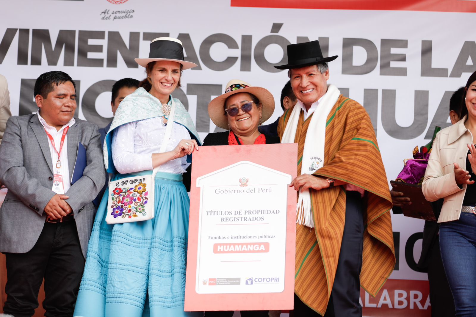 Ministra Hania Pérez de Cuéllar participó en la entrega del primer tramo de la vía La Picota – Huascahura, así como de títulos de propiedad.