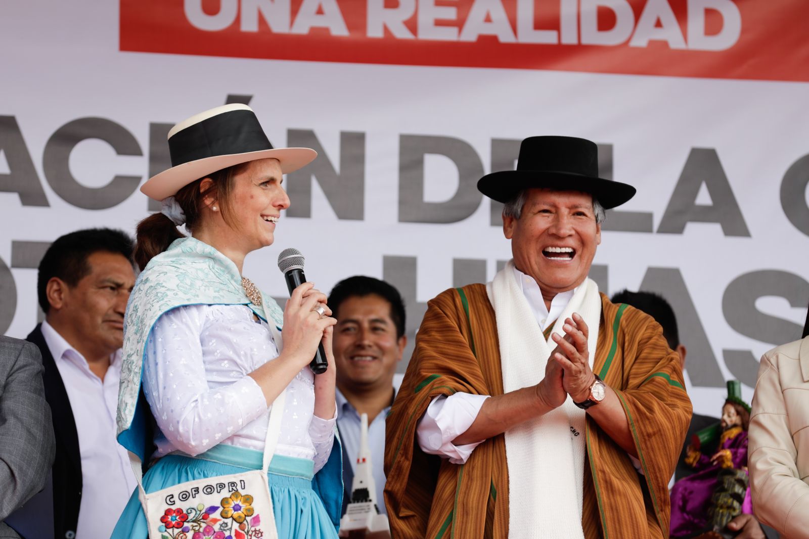 Ministra Hania Pérez de Cuéllar participó en la entrega del primer tramo de la vía La Picota – Huascahura, así como de títulos de propiedad.