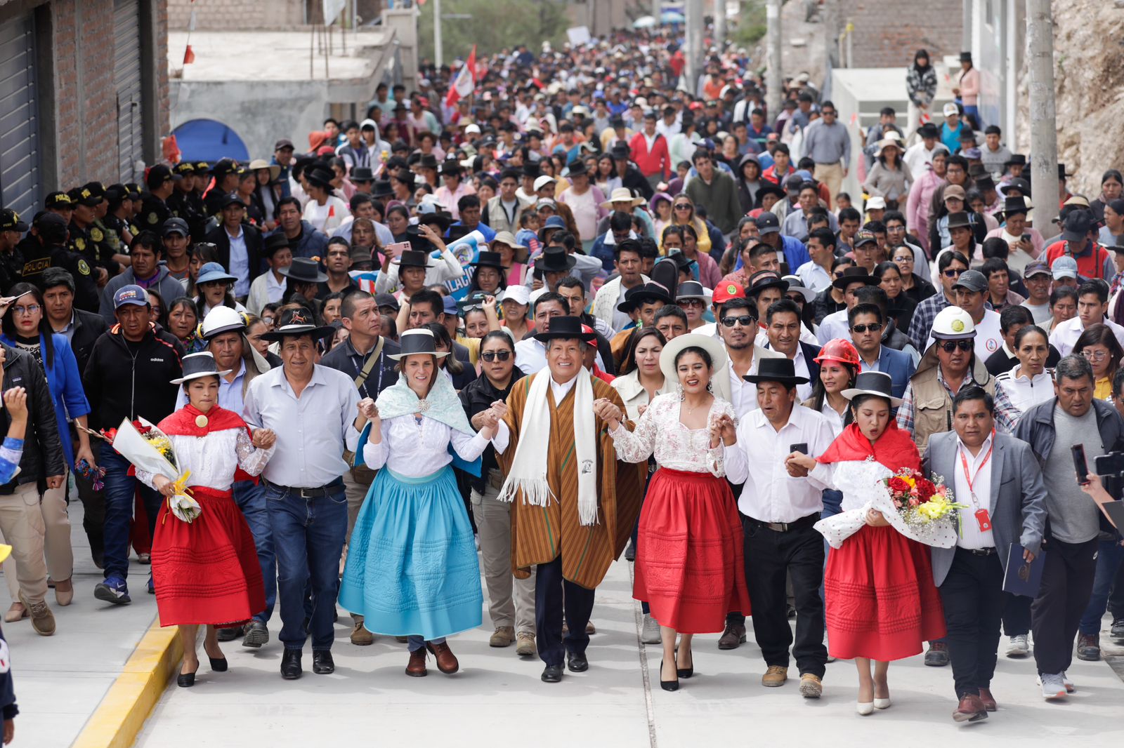 Ministra Hania Pérez de Cuéllar participó en la entrega del primer tramo de la vía La Picota – Huascahura, así como de títulos de propiedad.