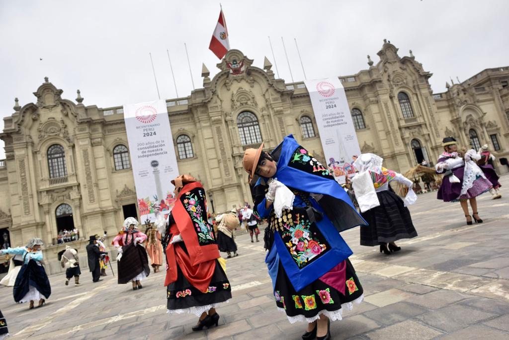 Año del Bicentenario: Presidenta de la República dio la bienvenida al 2024 con danzas, música y personajes de la Independencia