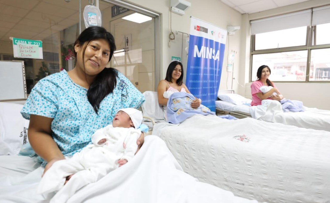 Los tres bebés del Bicentenario junto a sus madres 