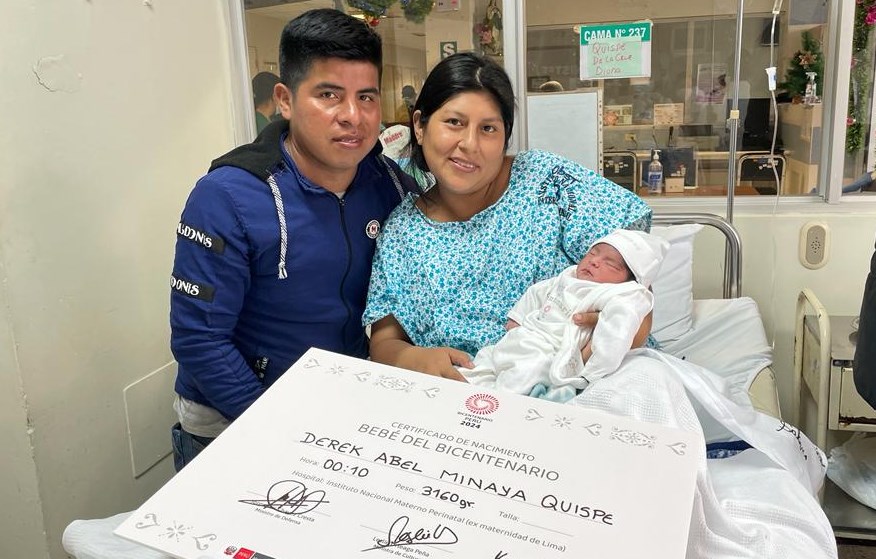 Derek es el primer bebé del año 2024, en la foto junto a sus padres