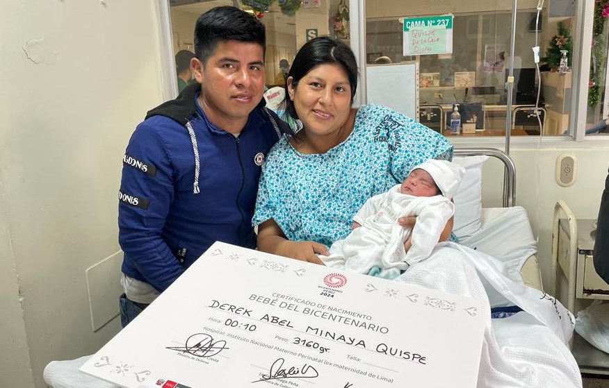 Derek es el primer bebé del año 2024, en la foto junto a sus padres 