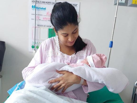 Primer bebé Primer de EsSalud llegó a las 00.05 horas del 2024 gozando de buena salud