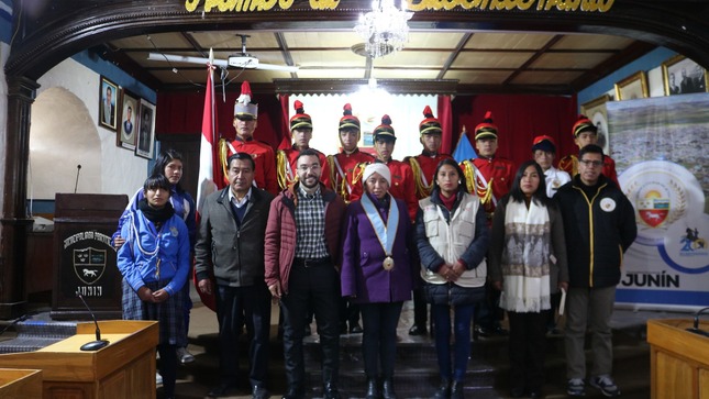 La Sub Prefecta Provincial y otras autoridades demostraron entusiasmo durante la bienvenida al voluntario del Cuerpo de Paz.
Los estudiantes locales mostraron interés en el evento, destacando su aprecio por la educación y la receptividad hacia el voluntario, Eury Fabián.