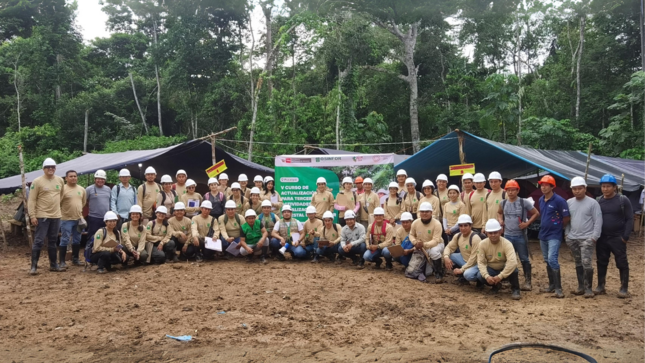 Foto grupal de actividad en campo