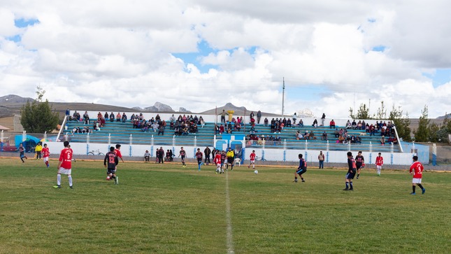 
En la imagen, el estadio muestra una escena más íntima con pocos aficionados en las gradas. Aunque la multitud es reducida, se percibe un ambiente apasionado y comprometido. La atención se centra en el juego, destacando la conexión cercana entre jugadores y seguidores
