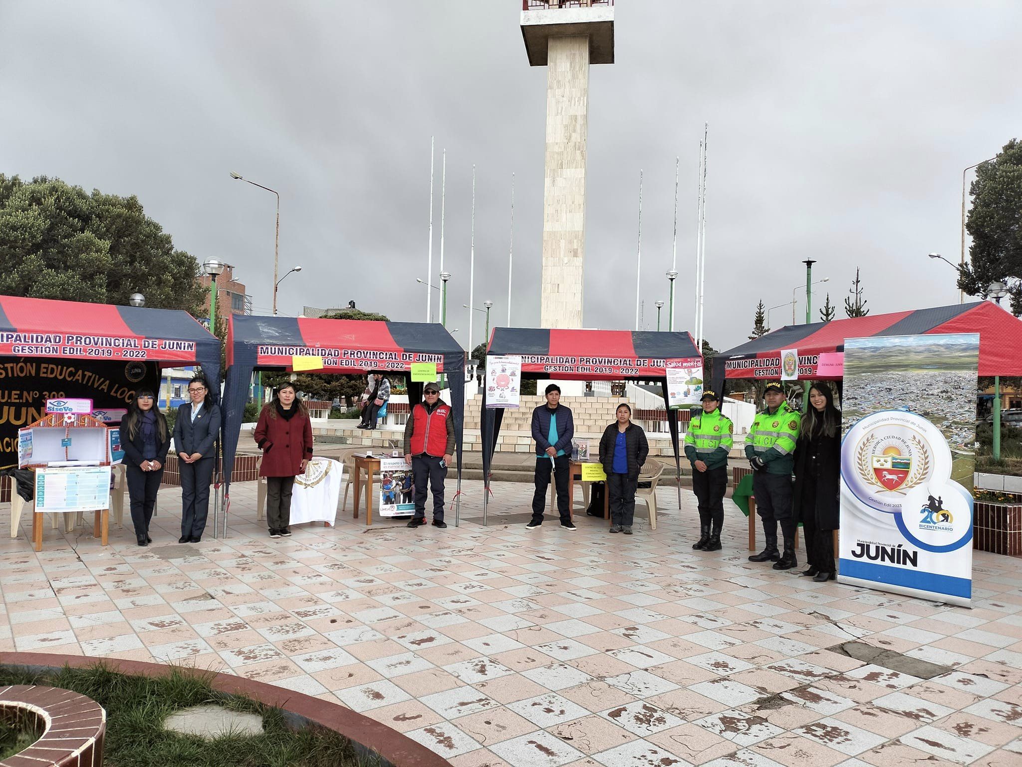 La imagen captura el momento justo antes del taller de capacitación. Todo el personal necesario, incluidos los instructores como Anderson Mayta del Centro de Emergencia Mujer (CEM), está listo y entusiasta para compartir conocimientos sobre la prevención del abuso sexual en niños y adolescentes. La disposición del personal destaca su compromiso con este tema crucial y la importancia de la educación para proteger los derechos de la infancia.