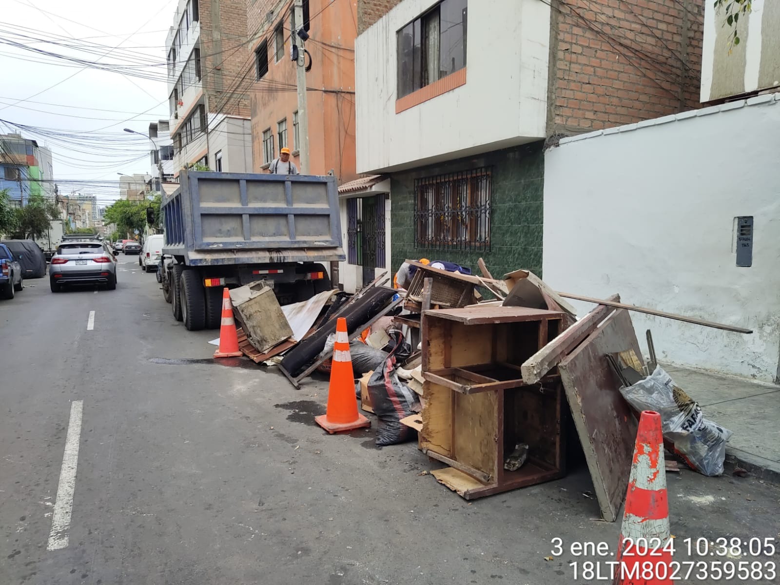 Municipalidad de Surquillo entrega ayuda humanitaria a afectados por incendio.