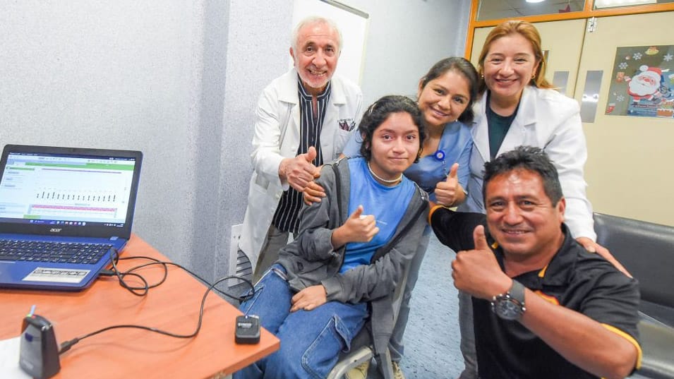 Adolescente de Piura inicia el 2024 con la alegría de volver a oír tras implante coclear en el INSN San Borja