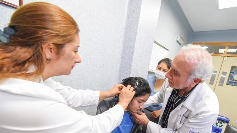 Adolescente de Piura inicia el 2024 con la alegría de volver a oír tras implante coclear en el INSN San Borja