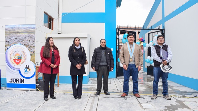 La imagen muestra el emotivo momento de la inauguración con los responsables del proyecto en la Institución Educativa N° 160 "Mi Pequeño Mundo" en Junín. En el cuadro, se aprecia a autoridades locales y líderes educativos celebrando el logro conjunto, destacando su papel crucial en el progreso educativo de la región