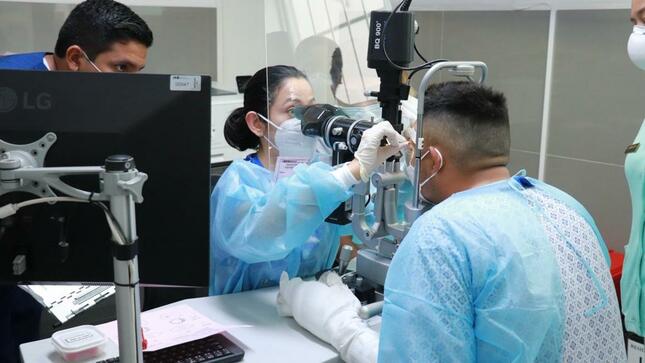 Instituto Nacional de Oftalmología brinda atención especializada a suboficiales heridos por pirotécnicos