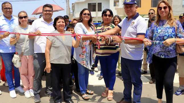 Alcalde Fernando Cárdenas entregó a la población obra terminada de pistas y veredas de la Urb. Subauste del Río y calles del mercado Modelo
