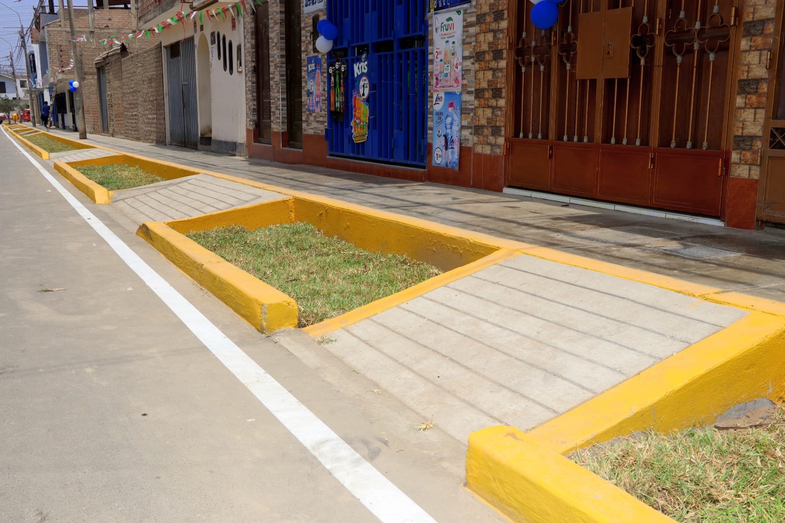 Alcalde Fernando CΓ‘rdenas entregΓ³ a la poblaciΓ³n obra terminada de pistas y veredas de la Urb. Subauste del RΓo y calles del mercado Modelo